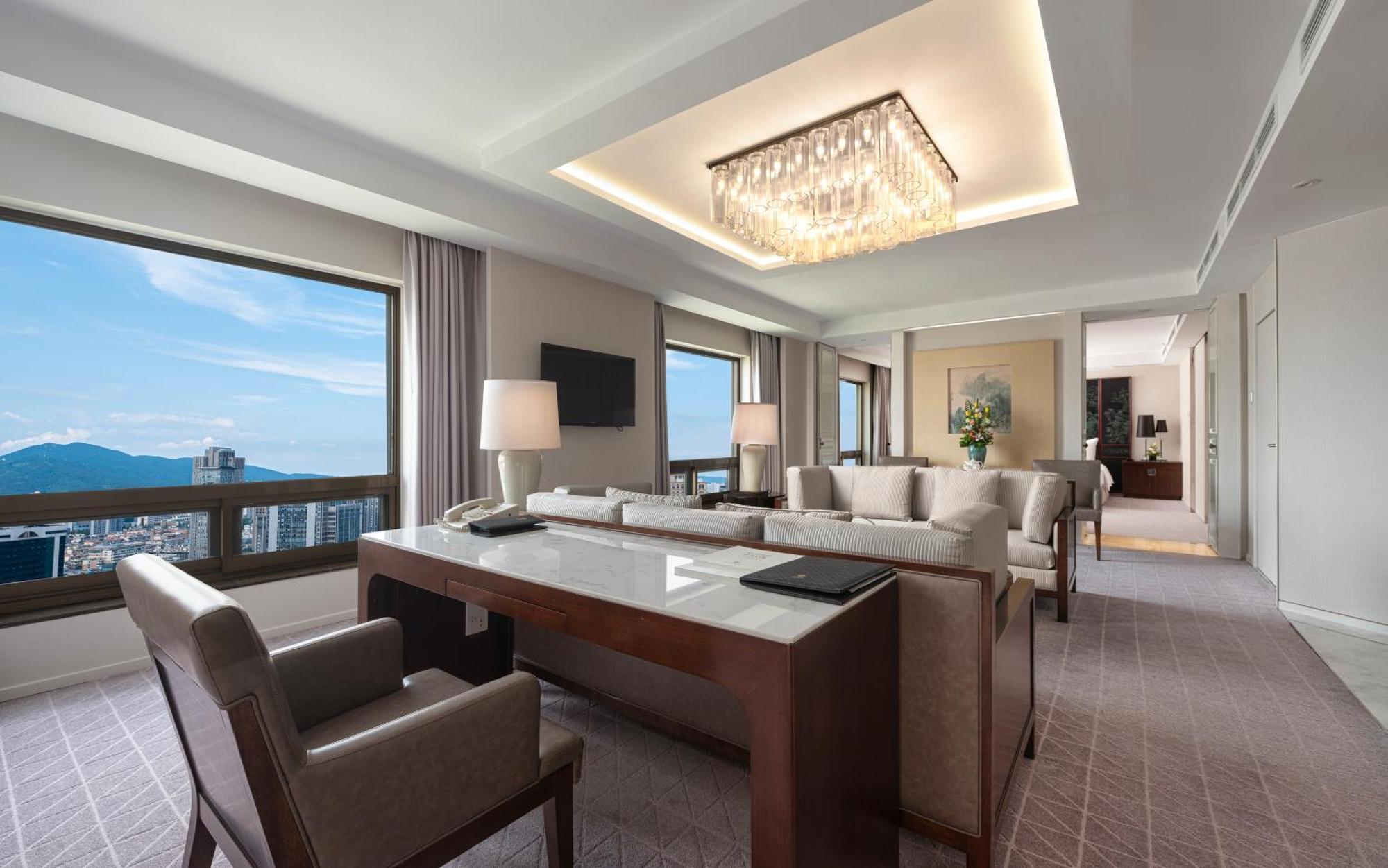 Jinling Hotel 5*